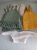 Комплект на куклу Paola Reina из 2 предметов: Сарафан и  блуза, желтый