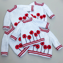 Платье вязанное для куклы Paola Reina 33 см, Аппликация из маков